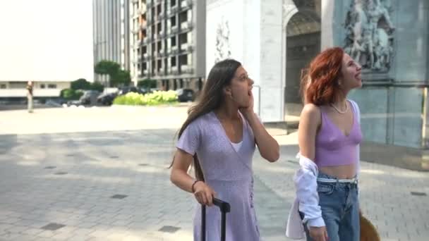 Zwei Schöne Freundinnen Spazieren Durch Die Moderne Stadt — Stockvideo