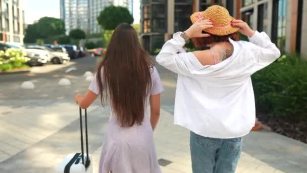 Dos Amigas Encantadoras Pasean Por Ciudad Moderna — Vídeos de Stock