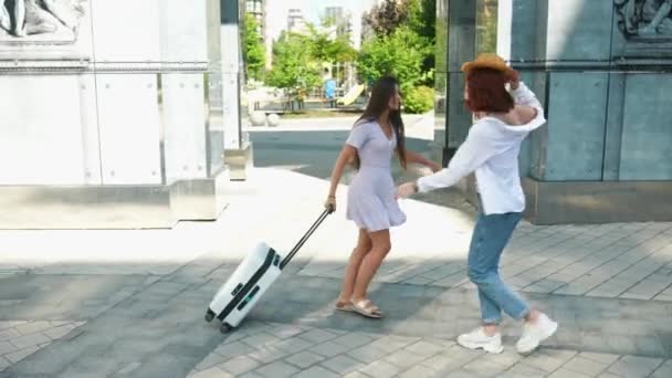 Zwei Schöne Freundinnen Spazieren Durch Die Moderne Stadt — Stockvideo