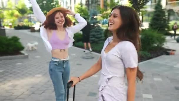 Charla Amistosa Vista Lateral Dos Hermosas Mujeres Jóvenes Hablando Pie — Vídeos de Stock