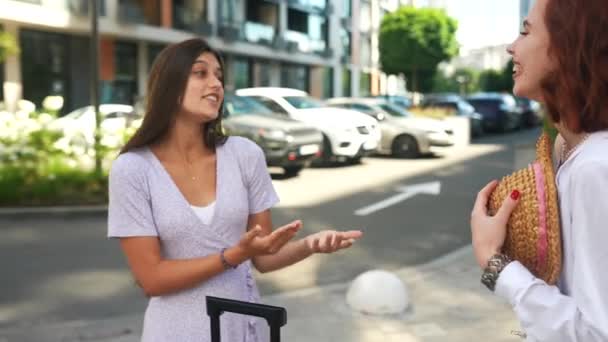 Barátságos Beszélgetés Oldalnézet Két Gyönyörű Fiatal Beszél Áll Szabadban — Stock videók
