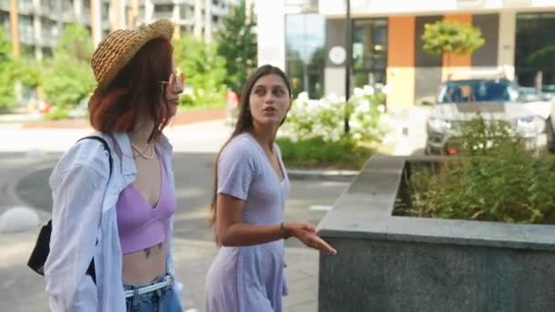 Dos Amigas Encantadoras Pasean Por Ciudad Moderna — Vídeo de stock