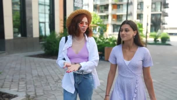 Дві Милі Подруги Дівчини Гуляють Сучасному Місту — стокове відео