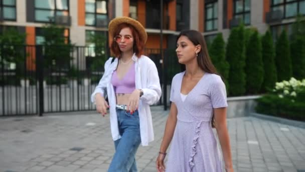 Дві Милі Подруги Дівчини Гуляють Сучасному Місту — стокове відео