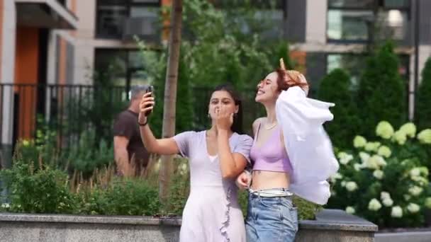 Charla Amistosa Dos Hermosas Mujeres Jóvenes Hablando Tomando Selfie Aire — Vídeos de Stock