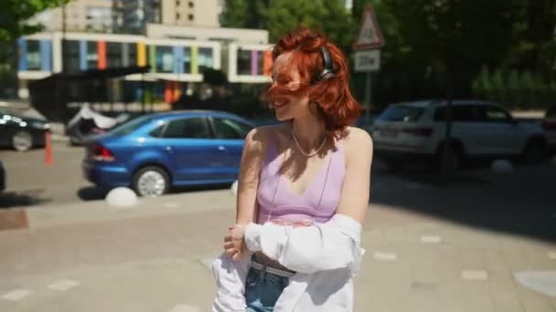 Neşeli Stil Sahibi Sıradan Bir Öğrenci Kadın Şehirde Dolaşırken Siyah — Stok video