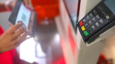 Yapay uzuv tarama ürünleri olan kadın müşteri marketteki self-servis kasasında..