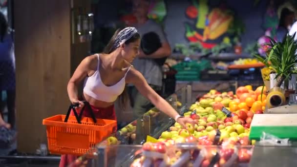 Μια Γυναίκα Ψωνίζει Στο Σούπερ Μάρκετ Επιλογή Μήλων Στην Αποθήκη — Αρχείο Βίντεο