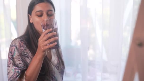 Жінка Стоїть Приміщенні Тримає Скляний Напій Фільтрована Чиста Вода — стокове відео