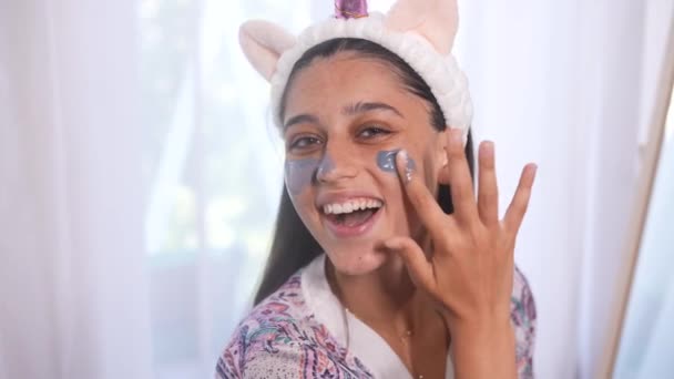 Piękna Kobieta Nakładająca Maskę Twarz Pielęgnacja Leczenie Skóry Spa Naturalne — Wideo stockowe