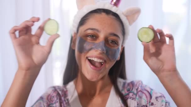 Весела Усміхнена Спа Жінка Свіжою Маскою Обличчя Тримає Огірки Красива — стокове відео