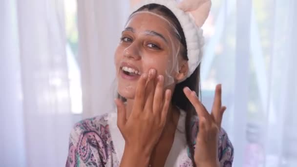 Piękna Kobieta Nakładająca Maskę Twarz Pielęgnacja Leczenie Skóry Spa Naturalne — Wideo stockowe