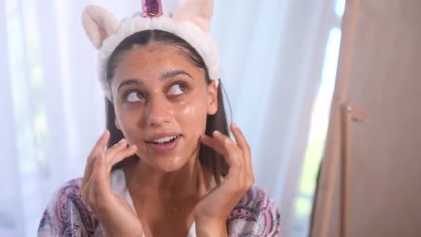 Ung Modell Applicera Kosmetisk Kräm Behandling Hennes Ansikte — Stockvideo