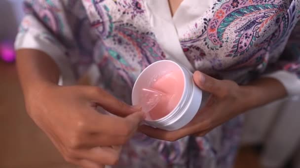 Seorang Wanita Muda Mengambil Plester Silikon Spatula Bawah Mata Perawatan — Stok Video