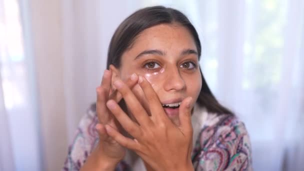 Mujer Guapa Aplica Parches Transparentes Colágeno Debajo Los Ojos Hidrata — Vídeos de Stock