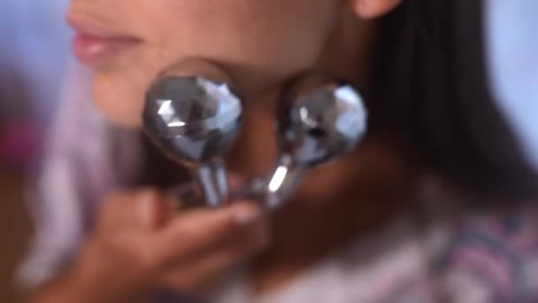 Femeia Atractivă Masează Obrazul Rolă Minge Formă Conceptul Frumusețe Îngrijire — Videoclip de stoc