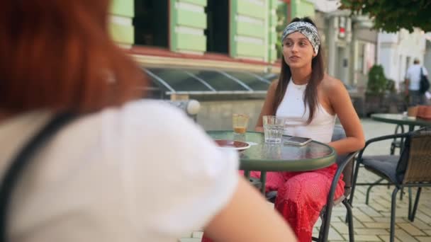 沟通和友谊的概念 在咖啡店用咖啡杯微笑的年轻女人 — 图库视频影像
