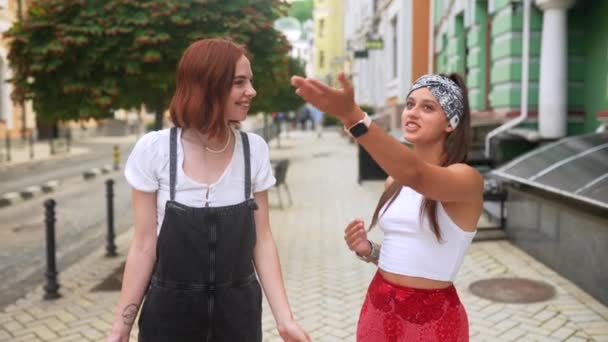 Dos Mujeres Jóvenes Están Caminando Ciudad — Vídeo de stock