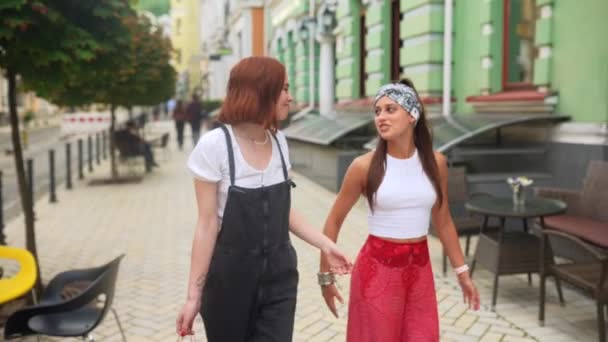 Duas Jovens Mulheres Estão Andando Cidade — Vídeo de Stock
