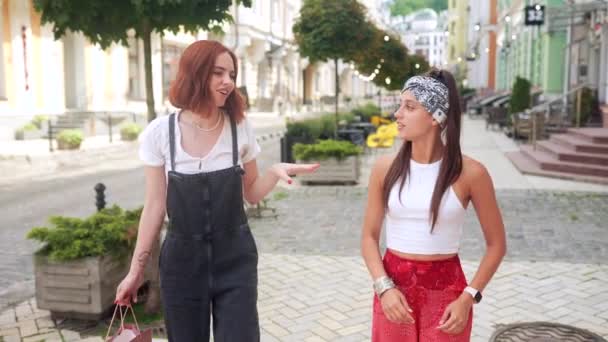 Dos Mujeres Jóvenes Están Caminando Ciudad — Vídeos de Stock