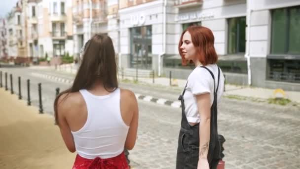 Две Молодые Женщины Гуляют Городу — стоковое видео