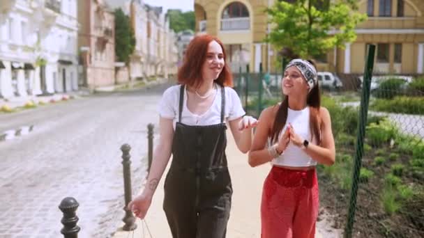Zwei Junge Frauen Laufen Durch Die Stadt — Stockvideo