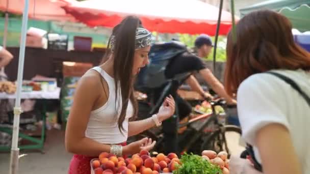 Seller Woman Offers Fresh Organic Vegetables Farmers Market Young Buyer — Vídeos de Stock