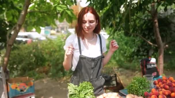 Woman Seller Counter Vegetables — Vídeo de stock