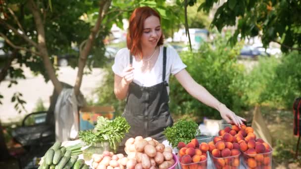Mujer Vendedor Mostrador Con Verduras — Vídeo de stock