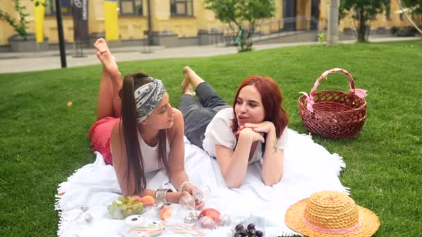 Two Women Having Picnic Together Laying Plaid Lawn — Vídeo de Stock