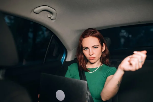 Güzel Bir Kadın Dizüstü Bilgisayar Kullanıyor Arabada Arka Koltukta Otururken — Stok fotoğraf