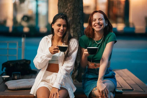 Iyi Arkadaşlar Parktaki Bankta Oturup Kahve Içerken Birlikte Vakit Geçirmekten — Stok fotoğraf