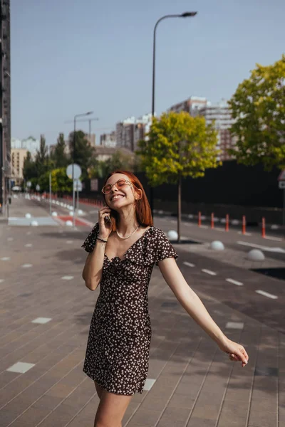 Güzel Bir Kadın Elinde Akıllı Telefonuyla Caddede Yürüyor Modern Şehir — Stok fotoğraf