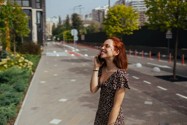 Güzel Bir Kadın Elinde Akıllı Telefonuyla Caddede Yürüyor Modern Şehir — Stok fotoğraf