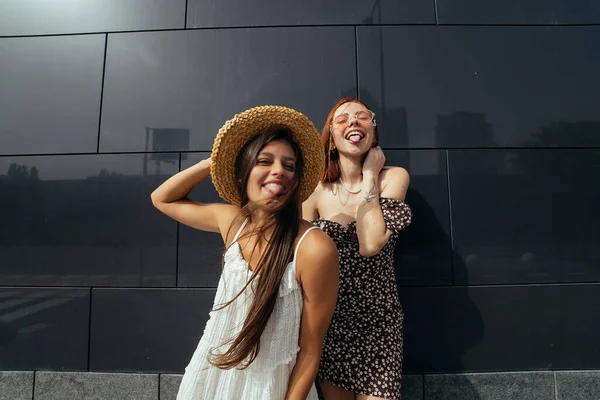 两个年轻貌美的女人在新鲜空气中鬼混 夏天嬉闹的心情概念 — 图库照片