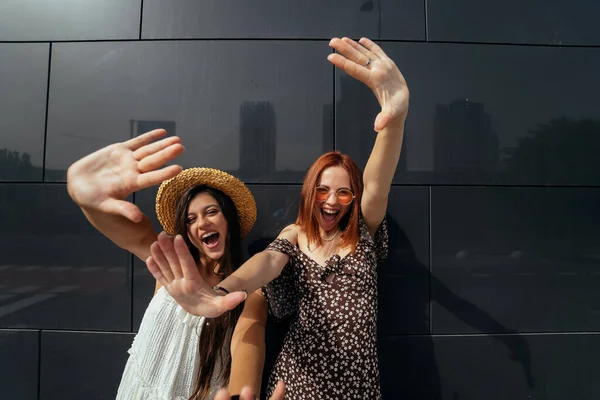 Duas Mulheres Jovens Atraentes Brincando Livre Verão Conceito Humor Brincalhão — Fotografia de Stock