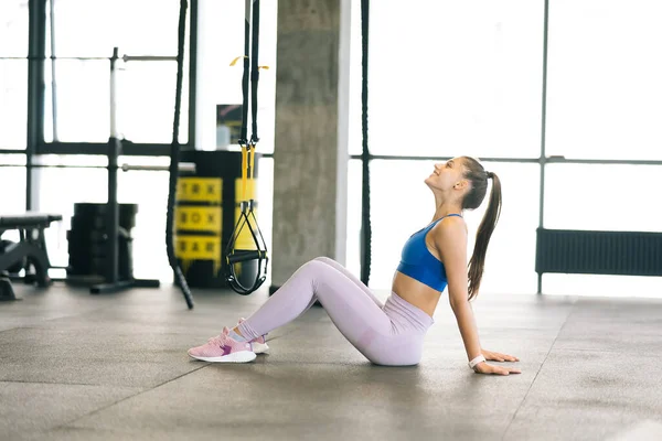 Mujer Joven Saludable Sentada Relajada Después Entrenar Gimnasio Mujer Descansando —  Fotos de Stock