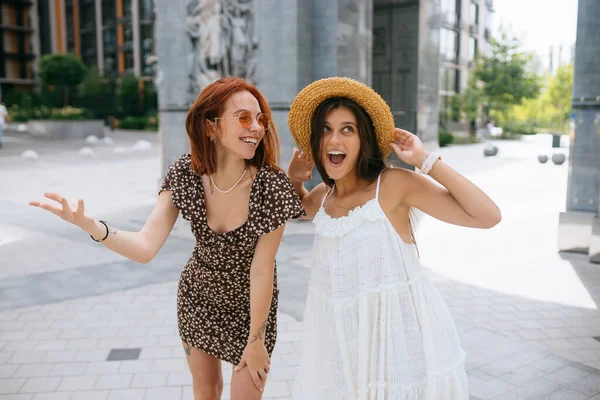 Retrato Dos Jóvenes Hermosas Mujeres Hipster Sonrientes Ropa Verano Moda — Foto de Stock