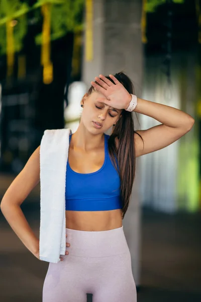 Wanita Muda Yang Sehat Santai Setelah Berlatih Gym Wanita Beristirahat — Stok Foto