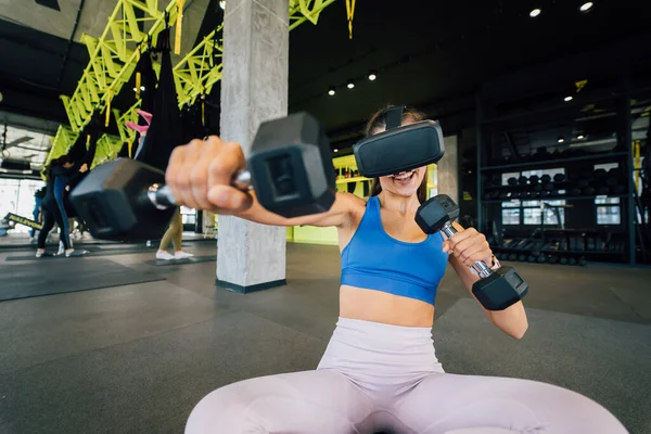 Vista Retrato Mulher Vestindo Óculos Realidade Virtual Exercitando Com Halteres — Fotografia de Stock