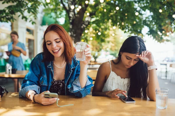 Dvě Kamarádky Prohlížely Mobily Když Spolu Seděly Kavárně Ulici Přítelkyně — Stock fotografie