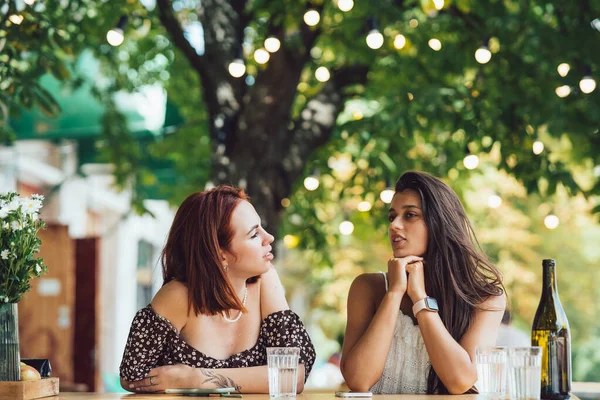 Duas Jovens Mulheres Bonitas Namoradas Conversando Café Livre Fofocando Contando — Fotografia de Stock