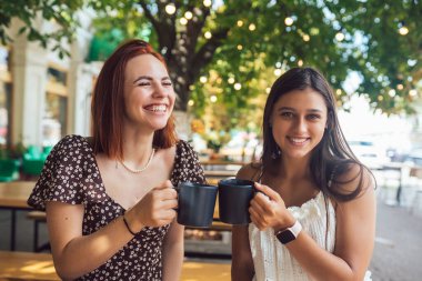 Kahve içen iki arkadaş - kahve içen kadınlar - kadın arkadaşlığı kavramı