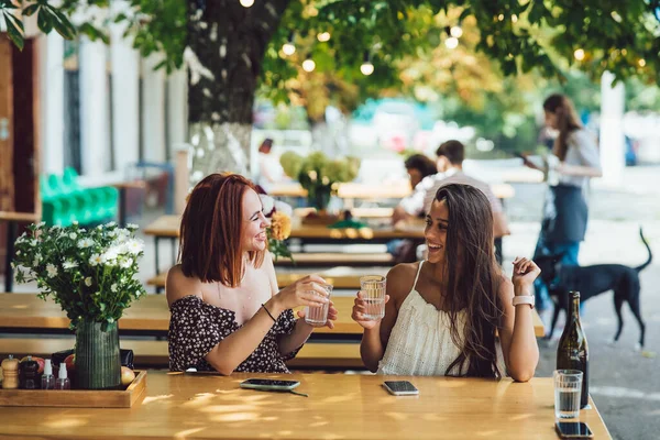 Duas Jovens Mulheres Bonitas Namoradas Conversando Café Livre Fofocando Contando — Fotografia de Stock