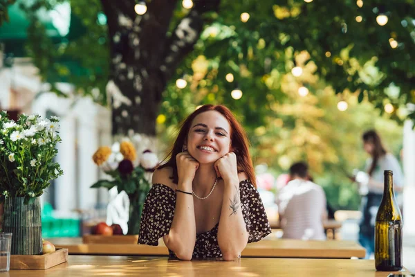 Close Portrait Two Female Friends Laughing Drinking Coffee Terrace Summer — Stock Photo, Image
