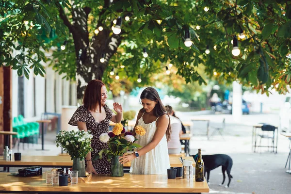 Dos Mujeres Jóvenes Reciben Órdenes Conforman Hermoso Ramo Festivo Floristería — Foto de Stock