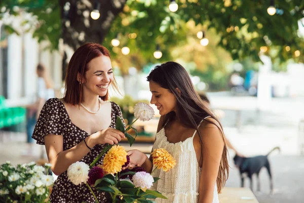 Dwie Młode Kobiety Przyjmują Zamówienia Tworzą Piękny Świąteczny Bukiet Kwiaciarnia — Zdjęcie stockowe