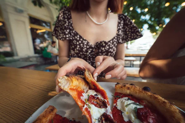 迷人的美女要吃一片披萨 一个有魅力的女孩饿了 而且喜欢这种味道 — 图库照片