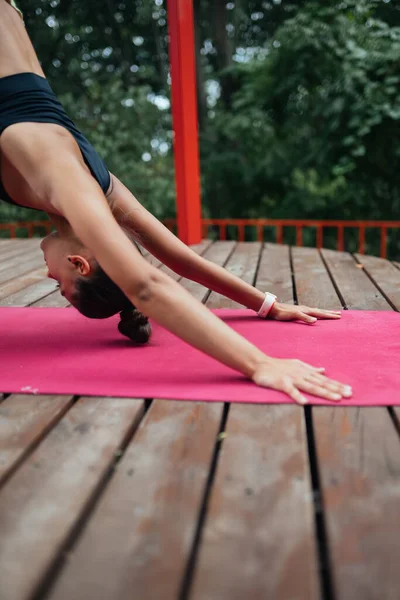 Una Joven Haciendo Yoga Patio Terraza —  Fotos de Stock