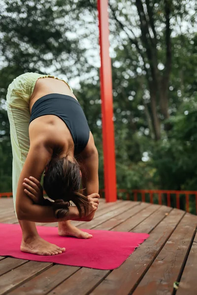Eine Junge Frau Beim Yoga Hof Auf Der Veranda — Stockfoto